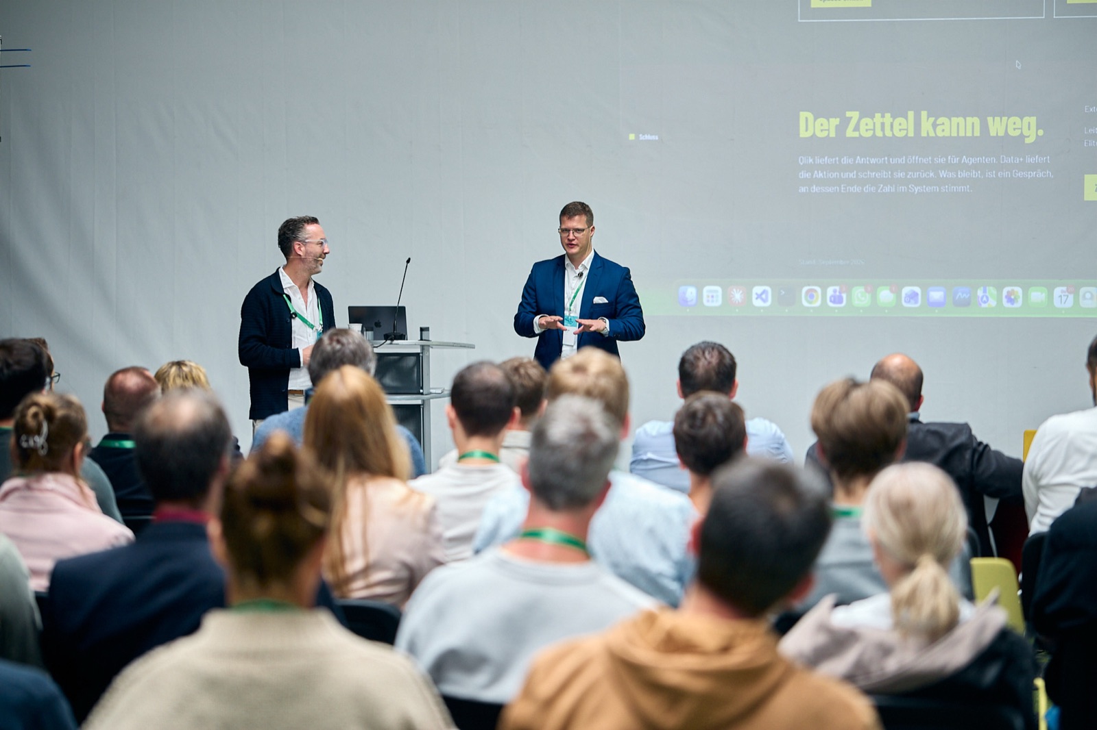 Achim Gnadt und Sebastian Nädtke auf der Bühne der Qlik AI Reality Tour Berlin 2026
